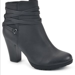 White Mountian Bootie, Size 10, Worn once, Very Comfy